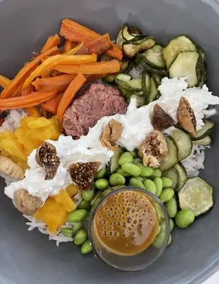 Ricetta Bowl a base di riso, tartare di manzo e stracciatella di Bufala, mango e verdure di adacheboona