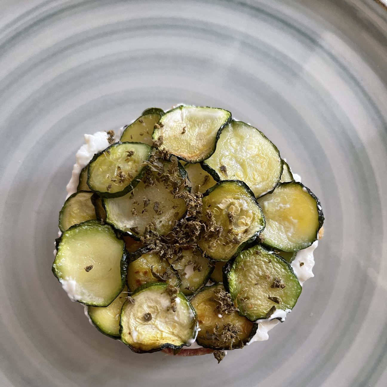 Tartare di manzo con crumble di Grana Padano, stracciatella di bufala, zucchine e polvere capperi