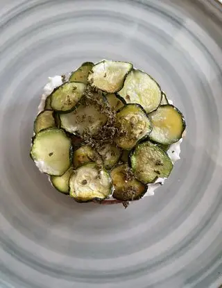 Ricetta Tartare di manzo con crumble di Grana Padano, stracciatella di bufala, zucchine e polvere capperi di adacheboona