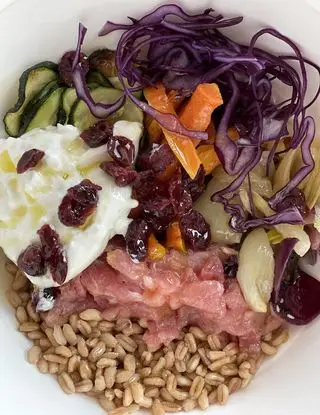 Ricetta Bowl con farro, tonno crudo e burrata di adacheboona