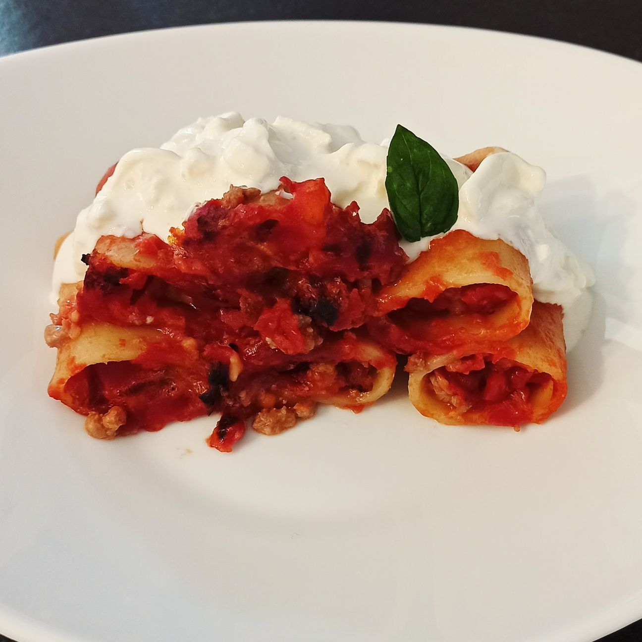 Paccheri al forno ripieni con aggiunta di stracciatella
