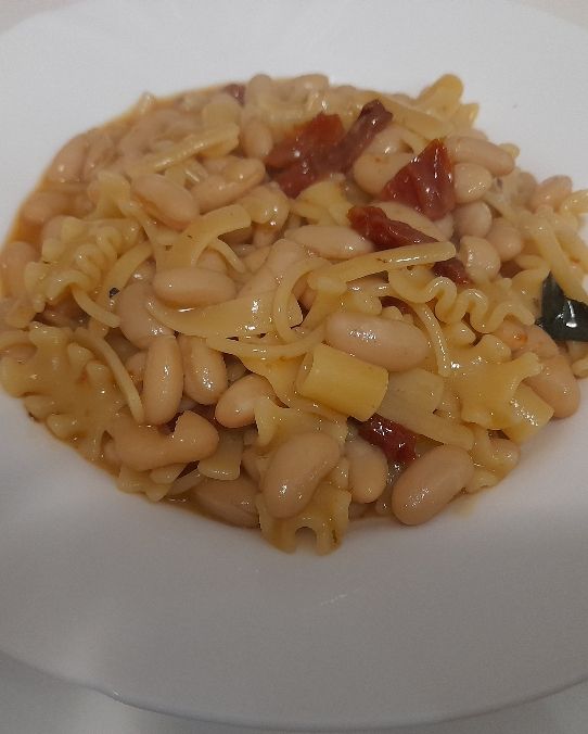 Pasta e fagioli con pomodori secchi