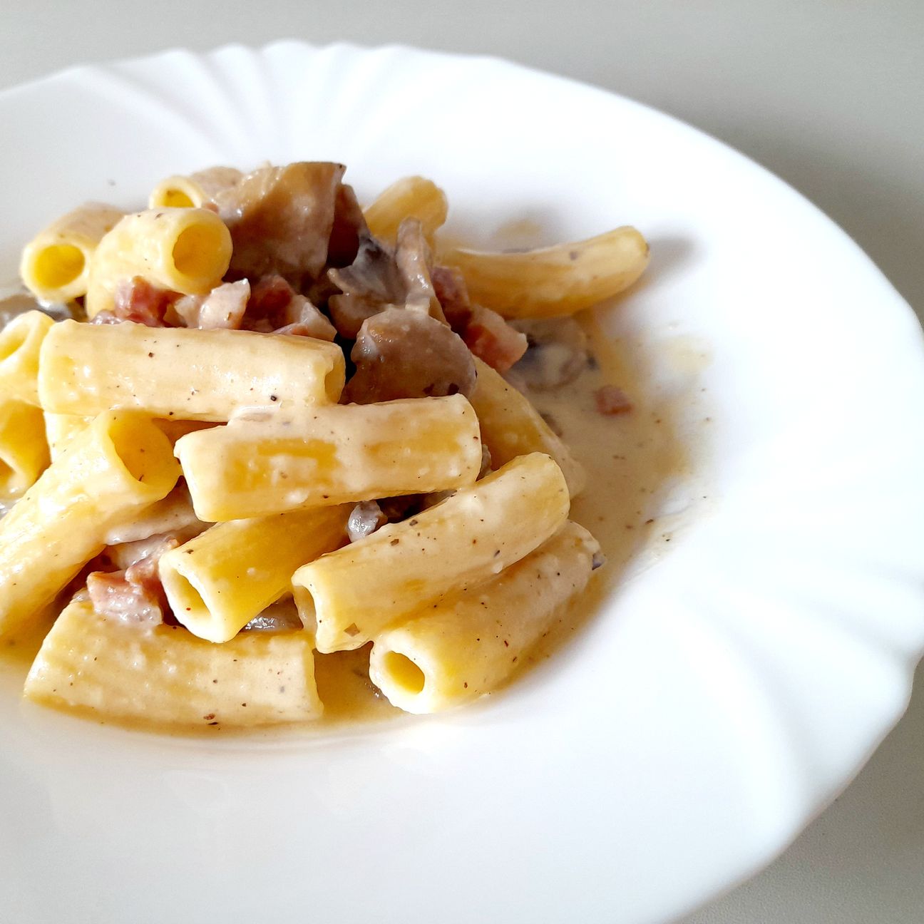 Pasta crema di parmigiano,funghi e pancetta