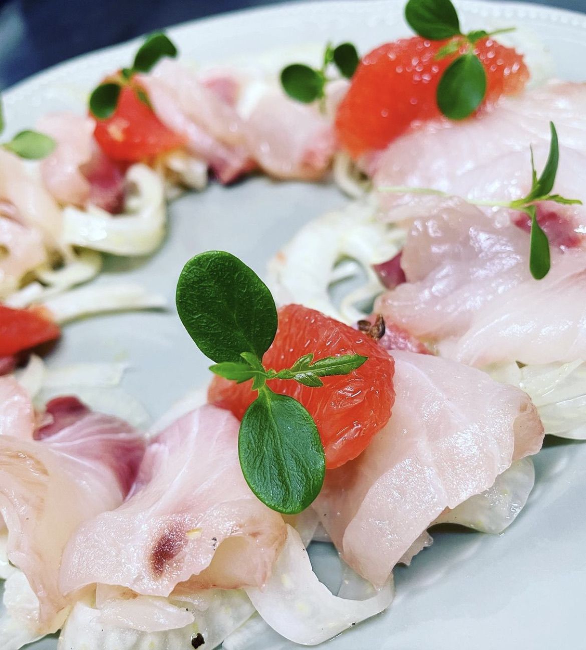 Ricciola marinata a secco con pompelmo rosa e finocchio croccante