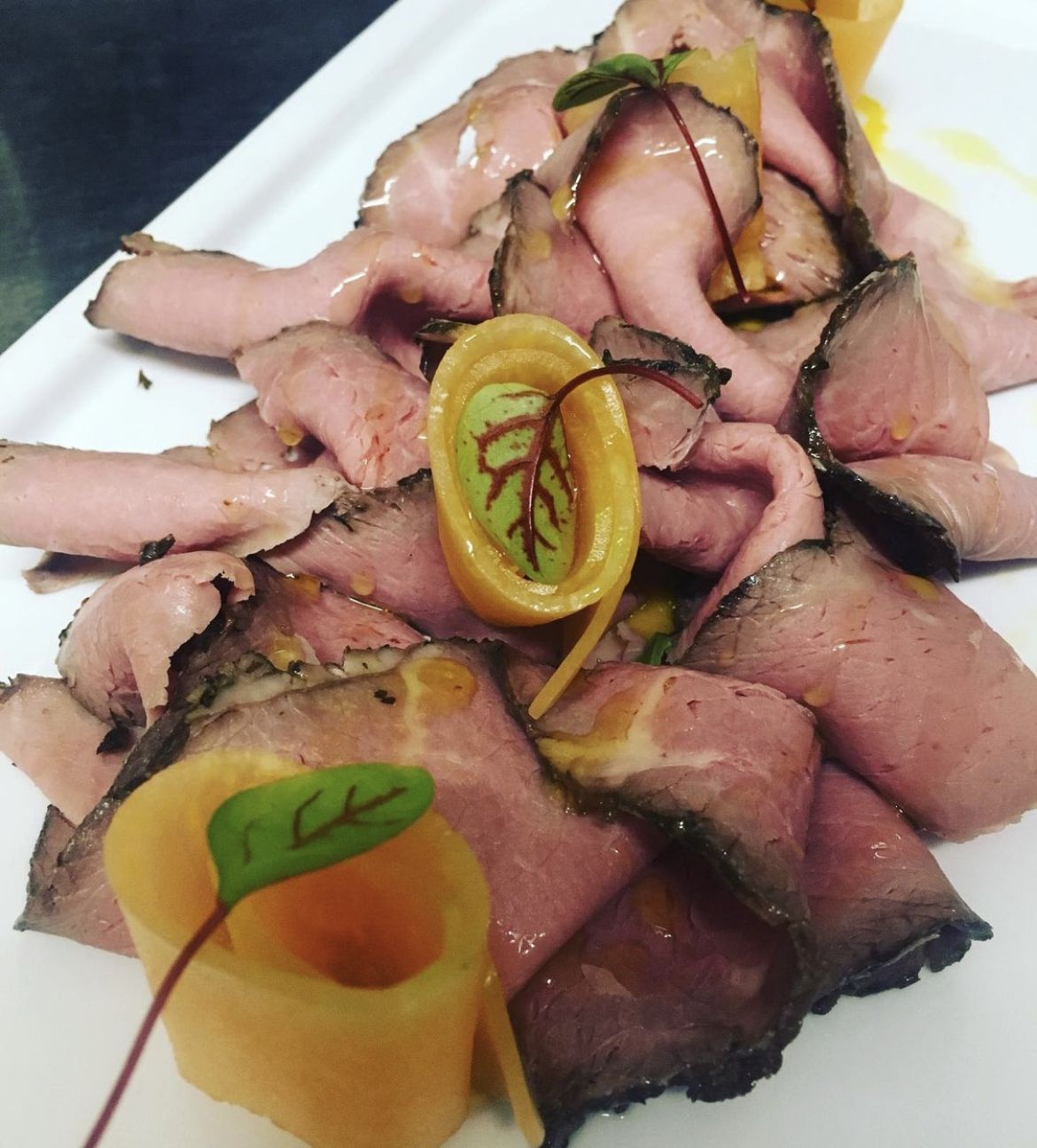 Roast-beef marinato miele e cannella su crema di melone