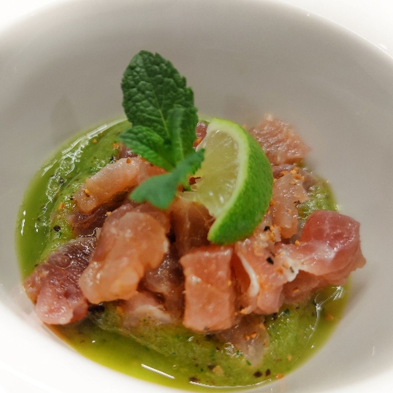 Tartare di tonno rosso con crema al kiwi, lime ,zenzero e menta
