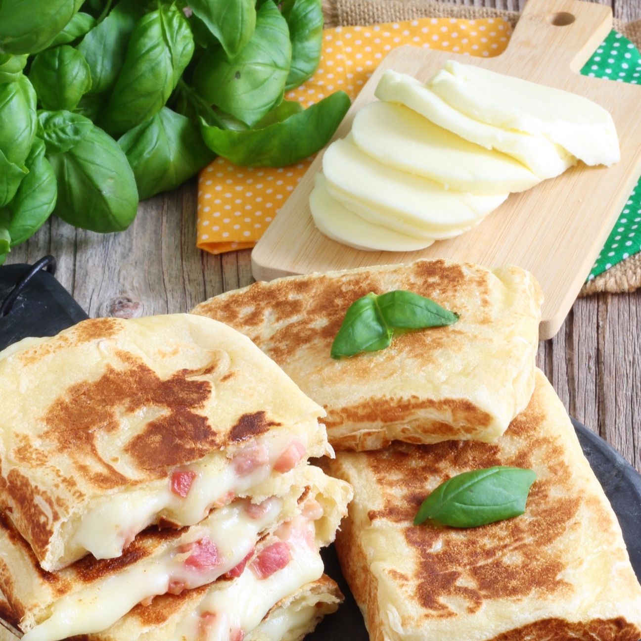 Focaccine veloci pancetta affumicata e formaggio in padella