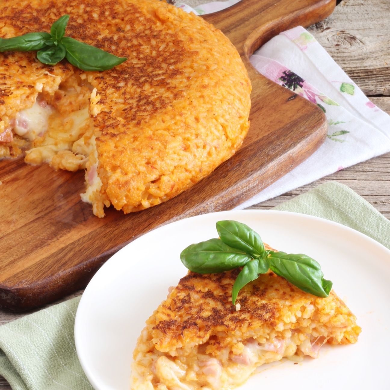 Sformato di riso con cubetti di cotto e formaggio in padella