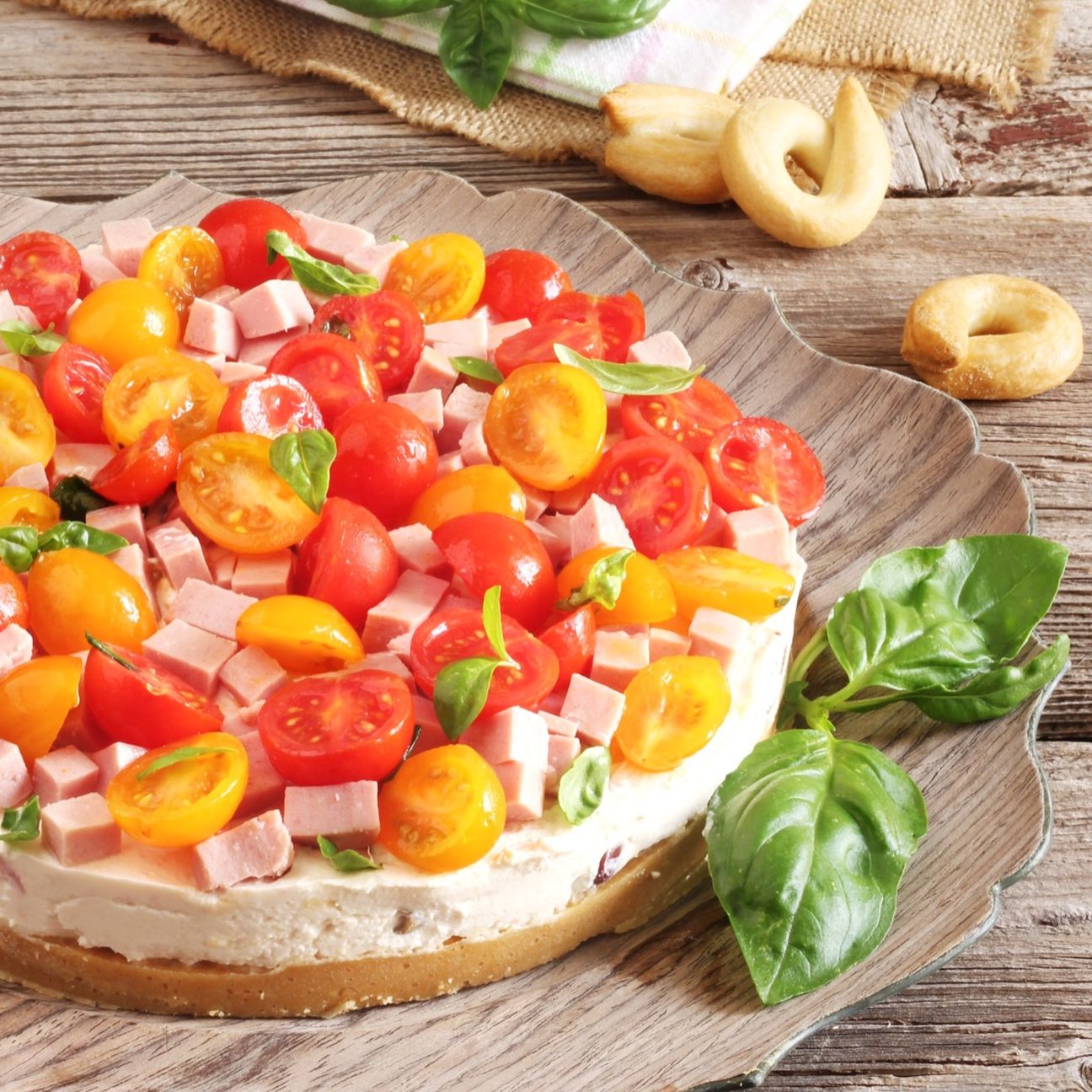 Cheesecake salata con cubetti di cotto, olive e pomodorini