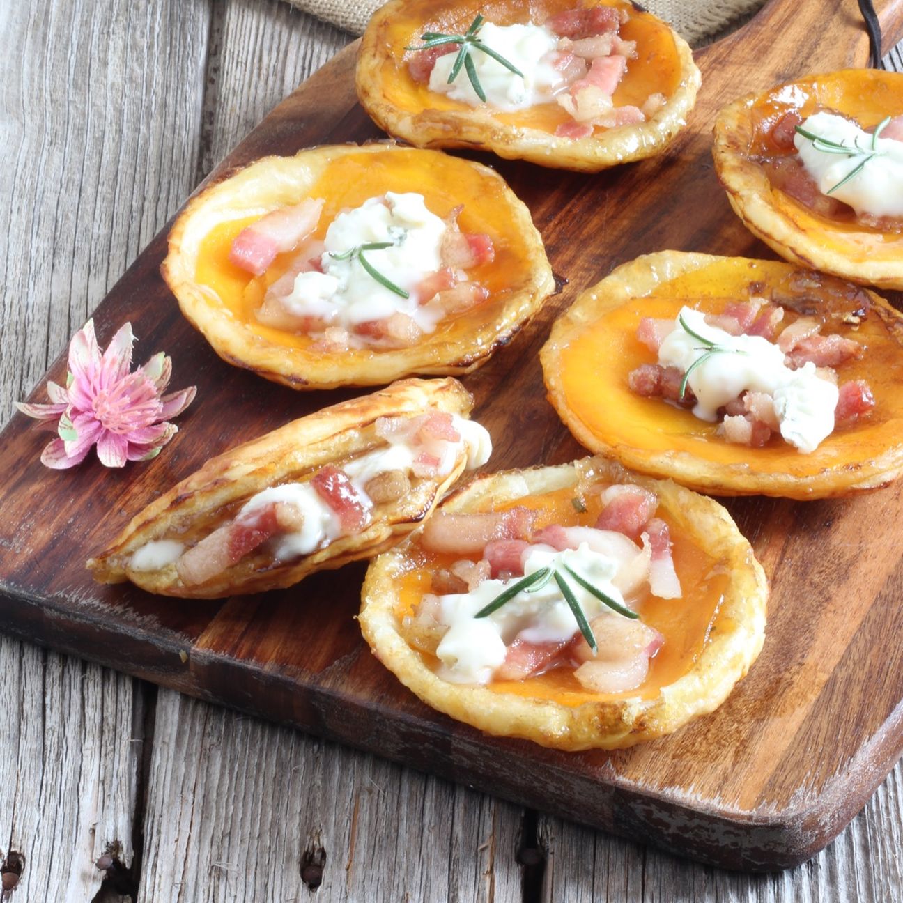 Mini tarte tatin di zucca, guanciale e zola