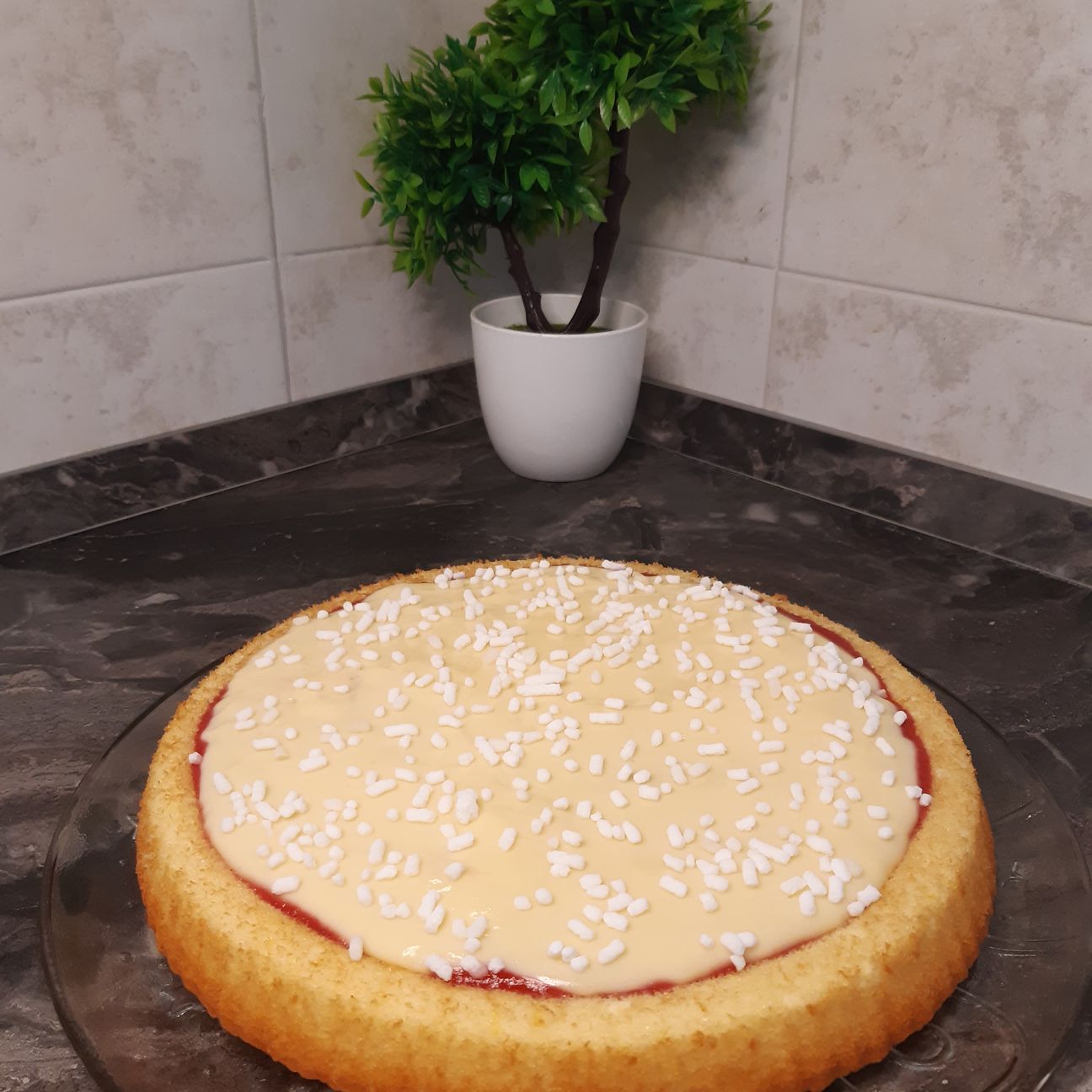 Crostata morbida con glassa alle fragole e crema pasticcera