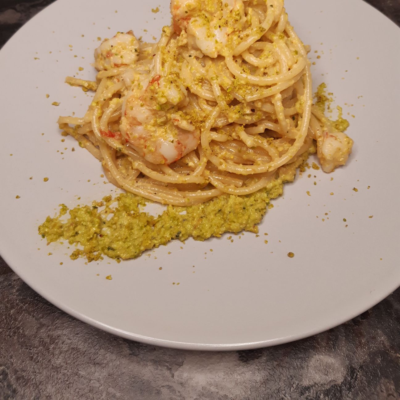 Spaghetti con gamberone e pesto di pistacchio