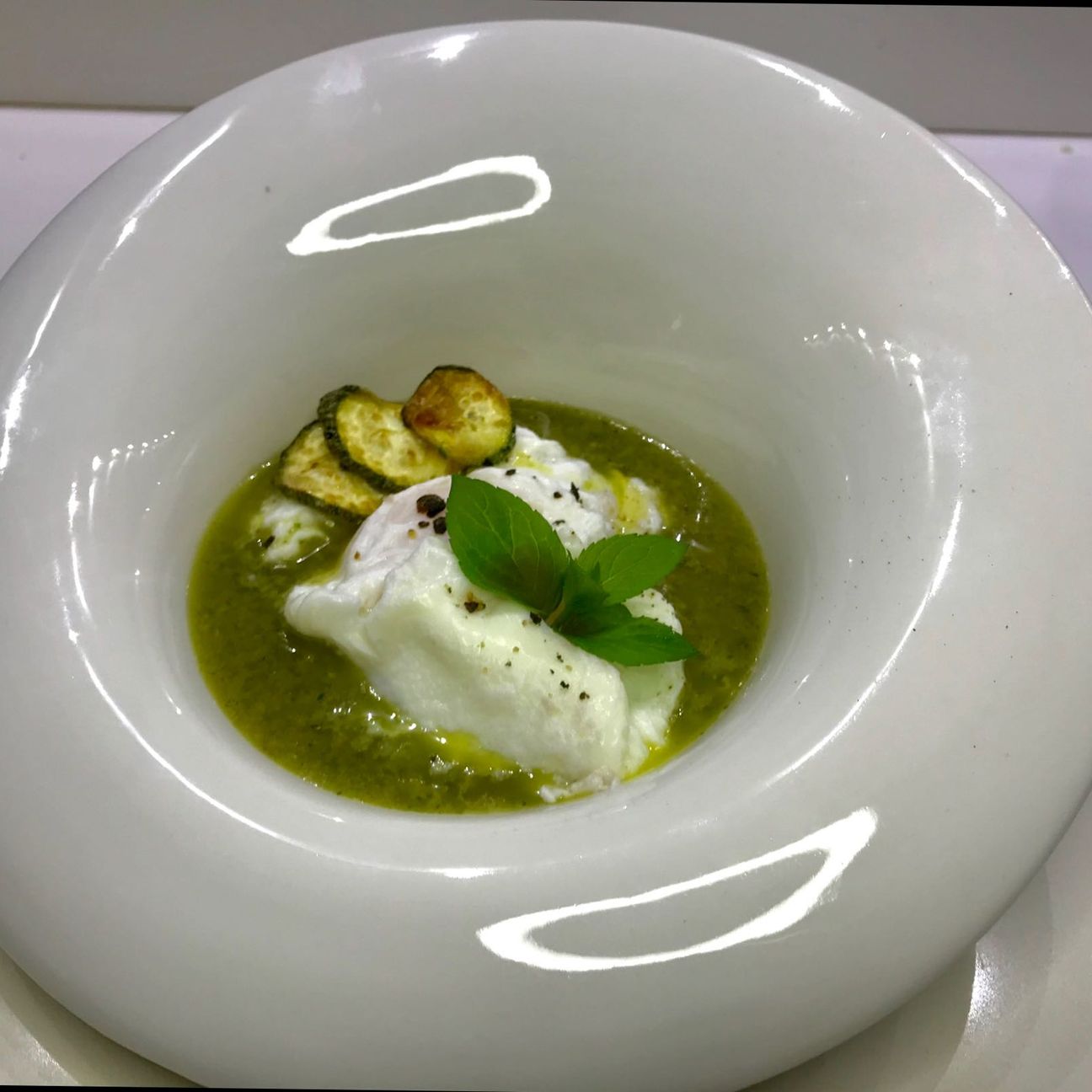 Uovo in camicia su zucchine alla scapece