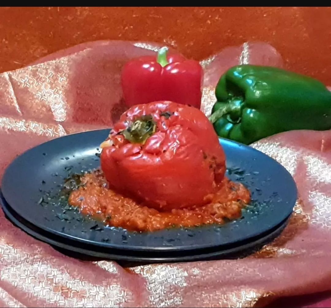 PEPERONI RIPIENI DI RISO IN SALSA DI POMODORO