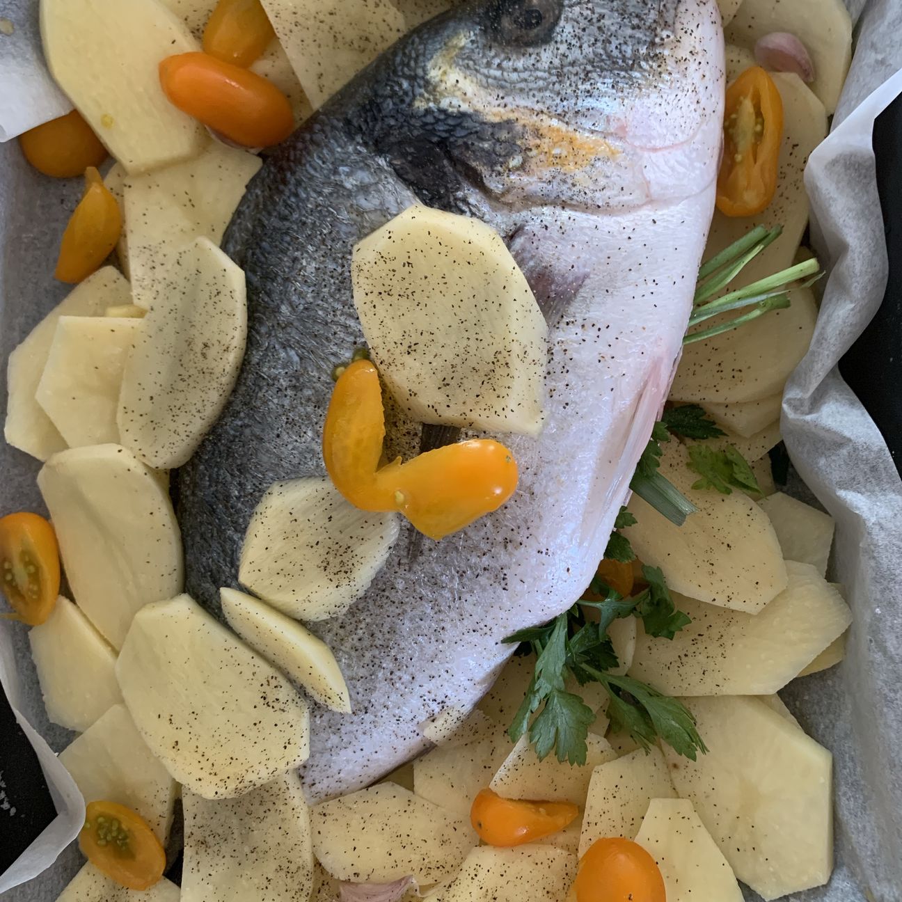 Orata al cartoccio con patate e datterino giallo