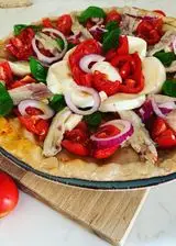 Ricetta Pizza con pomodorini mozzarella cipolla di Tropea e basilico