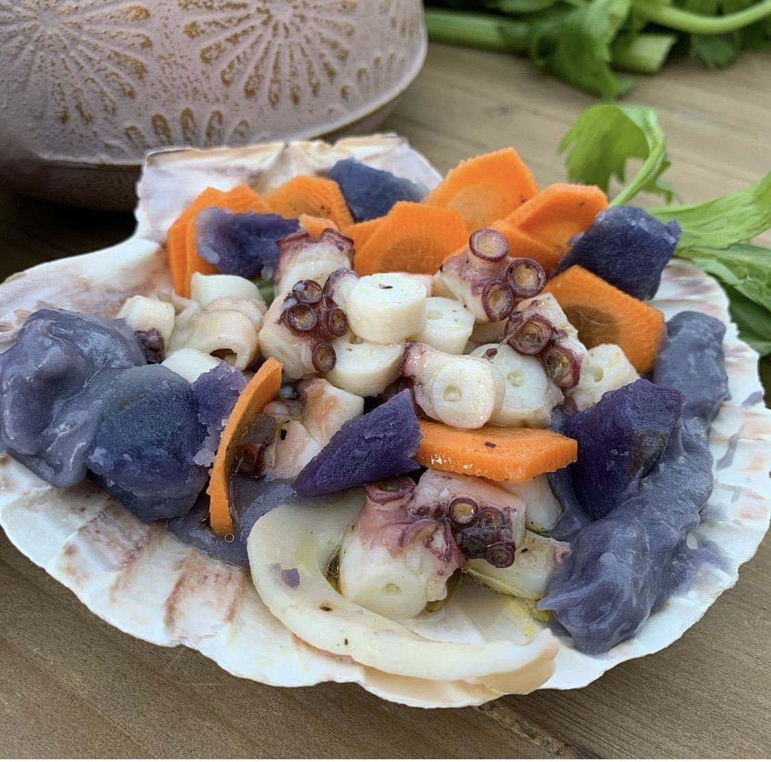 Polpo bollito in insalata di patate viola e carote