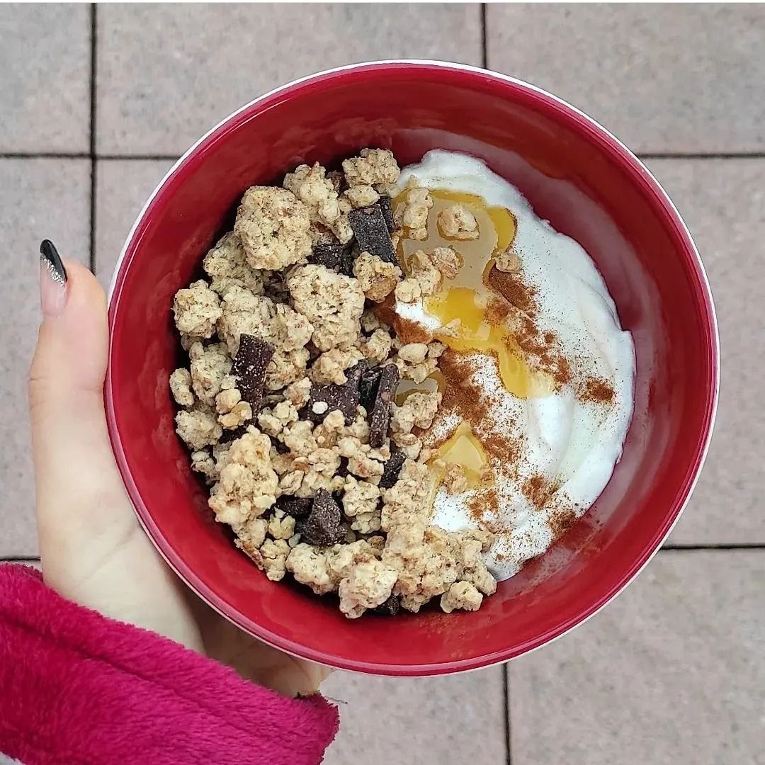 Bowl di yogurt greco con frutta e cereali - Cioccolimone