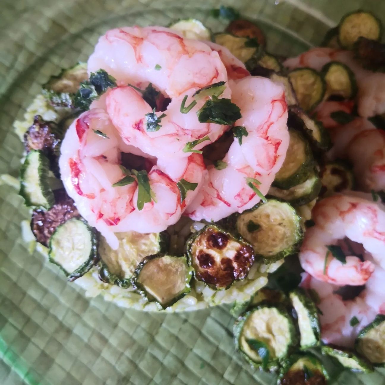 Riso con pesto di zucchine, gamberi e chips di zucchine