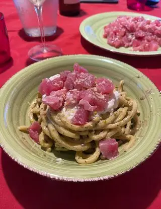 Ricetta Troccoli con pesto di pistacchio, pomodorini sercchi, stracciatella, grandella di pistacchio e tartare di tonno di iressbb