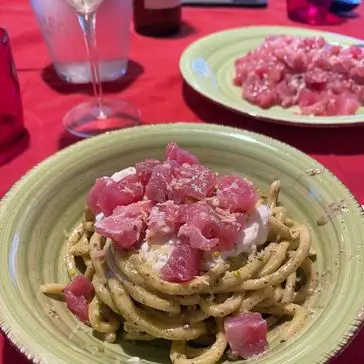 Ricetta Troccoli con pesto di pistacchio, pomodorini sercchi, stracciatella, grandella di pistacchio e tartare di tonno di iressbb