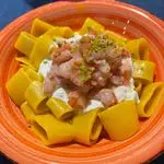 Ricetta Calamarata allo zafferano con stracciatella, pistacchio e tartare di gambero rosso