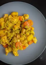 Ricetta Spezzatino di pollo, carote, patate e piselli