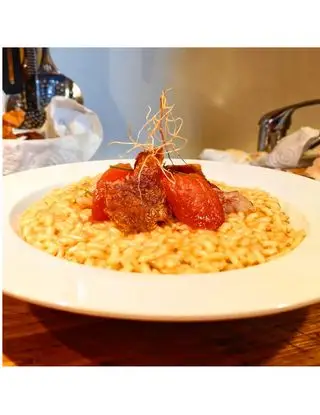 Ricetta Risotto giallo con gamberi pelle di pollo e radici di cipolla fritte di Flairjob
