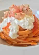 Ricetta Linguine con salsa di pachino arrostiti, stracciatella di burrata e tartare di ricciola