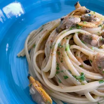 Ricetta Linguine, vongole, aglio nero e bottarga di lomagnafoodblog