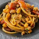 Ricetta Spaghettoni con vongole veraci, seppie e pachino