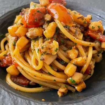 Ricetta Spaghettoni con vongole veraci, seppie e pachino di lomagnafoodblog
