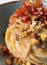 Ricetta Spaghettoni con carciofi, prosciutto crudo croccante, crema di provolone e noci
