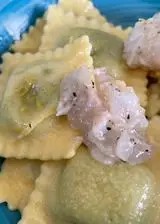 Ricetta Ravioli ricotta e erbette con limone e crudo di scampi