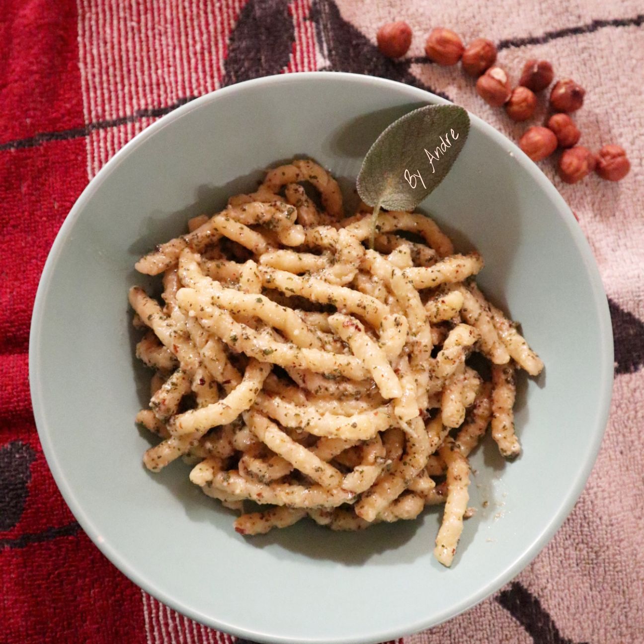 Pasta con erba salvia e nocciole