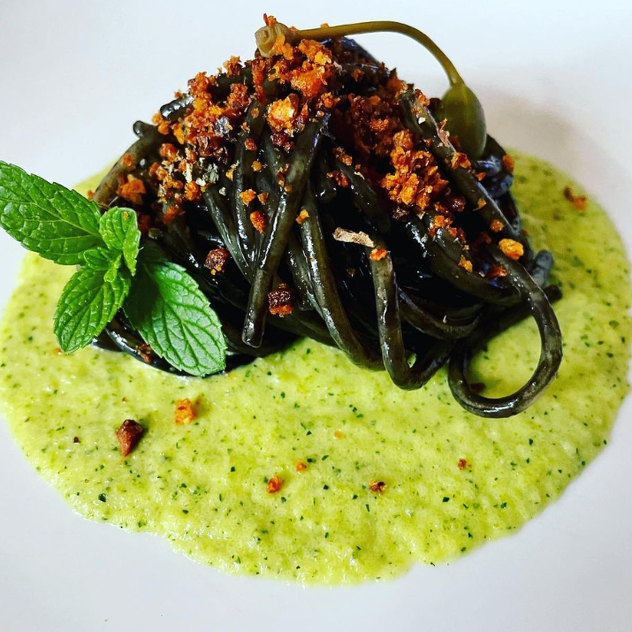 Spaghetti al nero di seppia , guanciale e crema di zucchine