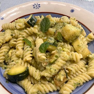 Spaghetti Con Pesto Di Zucchine, Gamberi E Pomodorini | Al.ta Cucina