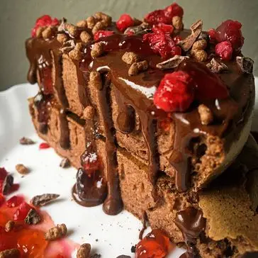 Ricetta Pancake al cacao con cioccolato e confettura di fragole 🍫🍓 di Blondie_foodie_baker