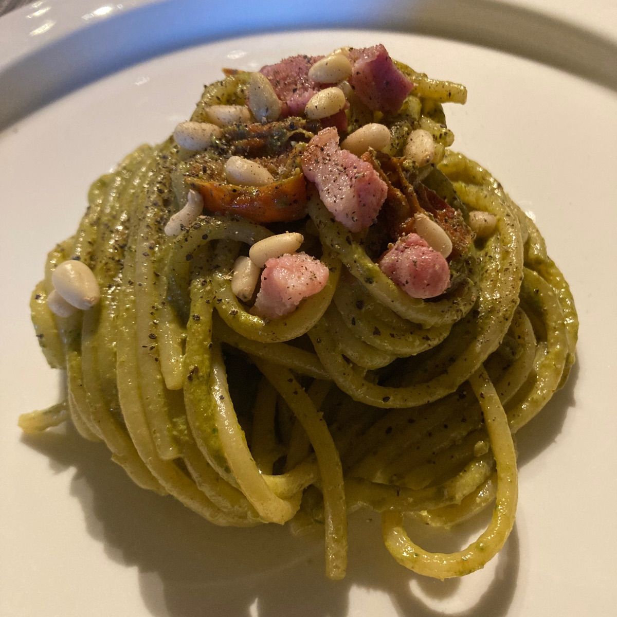 Pesto di rucola pinoli pomodorini e pancetta affumicata