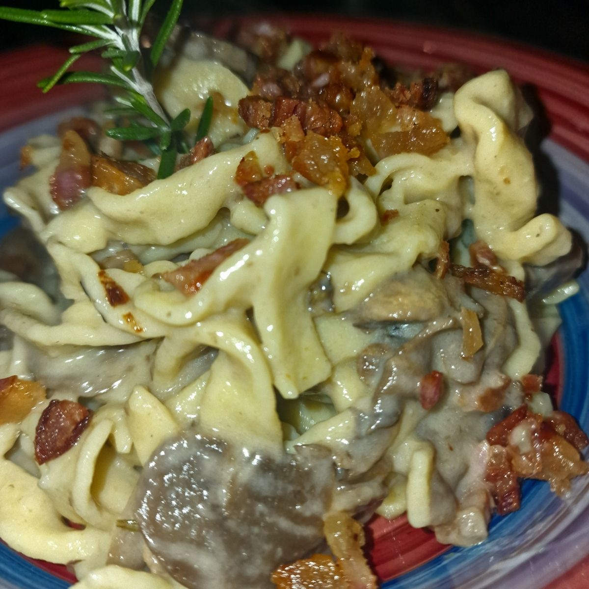 Fettuccine fatte a mano,funghi champignon e guanciale croccante