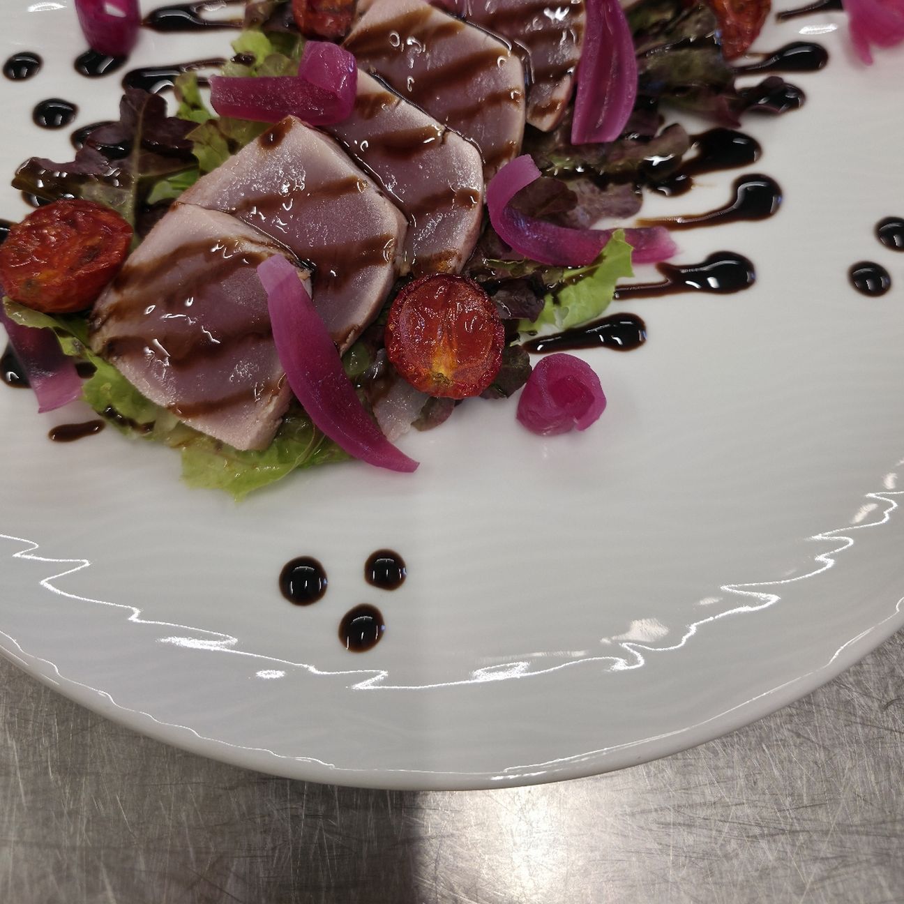 Tonno scottato,lollo,glassa di aceto balsamico,pomodorini confit e cipolla marinata!