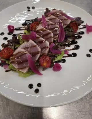 Ricetta Tonno scottato,lollo,glassa di aceto balsamico,pomodorini confit e cipolla marinata! di chef.marchelli