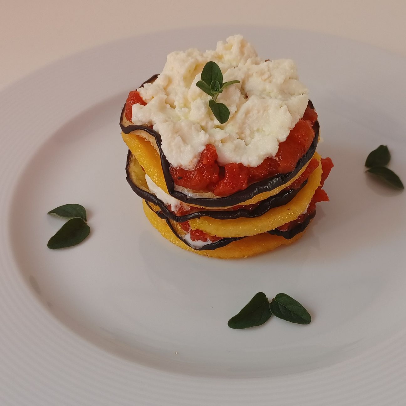 Millefoglie polenta, melanzane e mozzarella cremosa