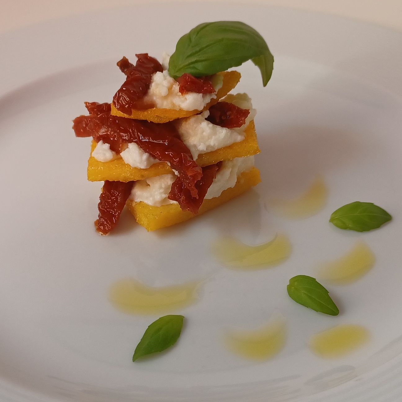 Polenta dal cuore morbido, mozzarella e pomodori secchi.