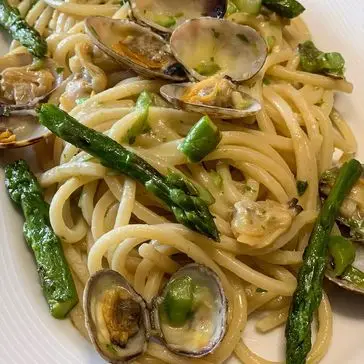 Ricetta Spaghetti vongole e asparagi di Auzzi