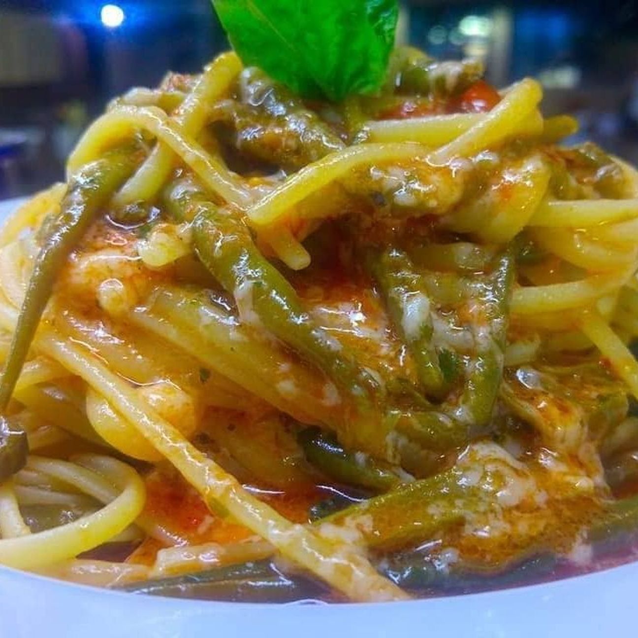Bavette in salsa di pomodorini freschi, fagiolini, pecorino, aglio e basilico.