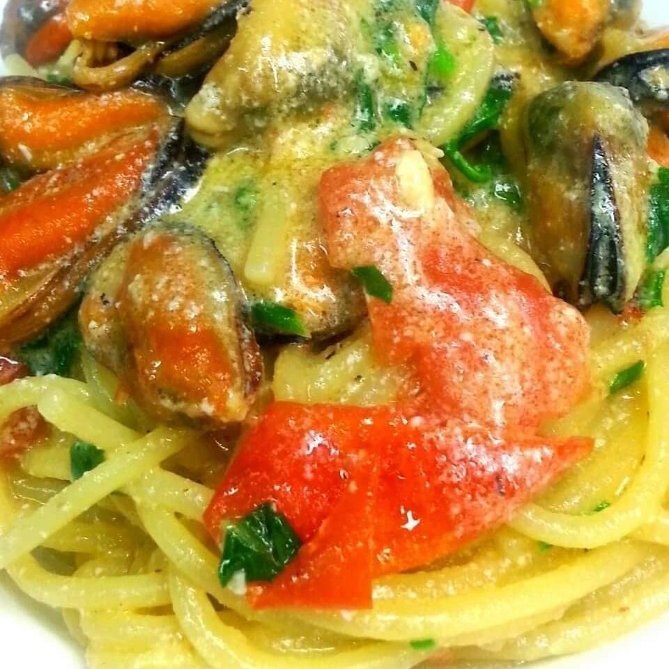 Spaghetti con cozze e provolone del Monaco con Suriano rosso di Calabria.