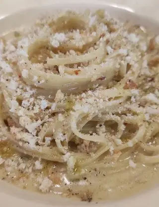 Ricetta Spaghetti crema all'aglio, olio aromatizzato al prezzemolo, peperoncino e polvere di pane croccante di Andrea_Ricci