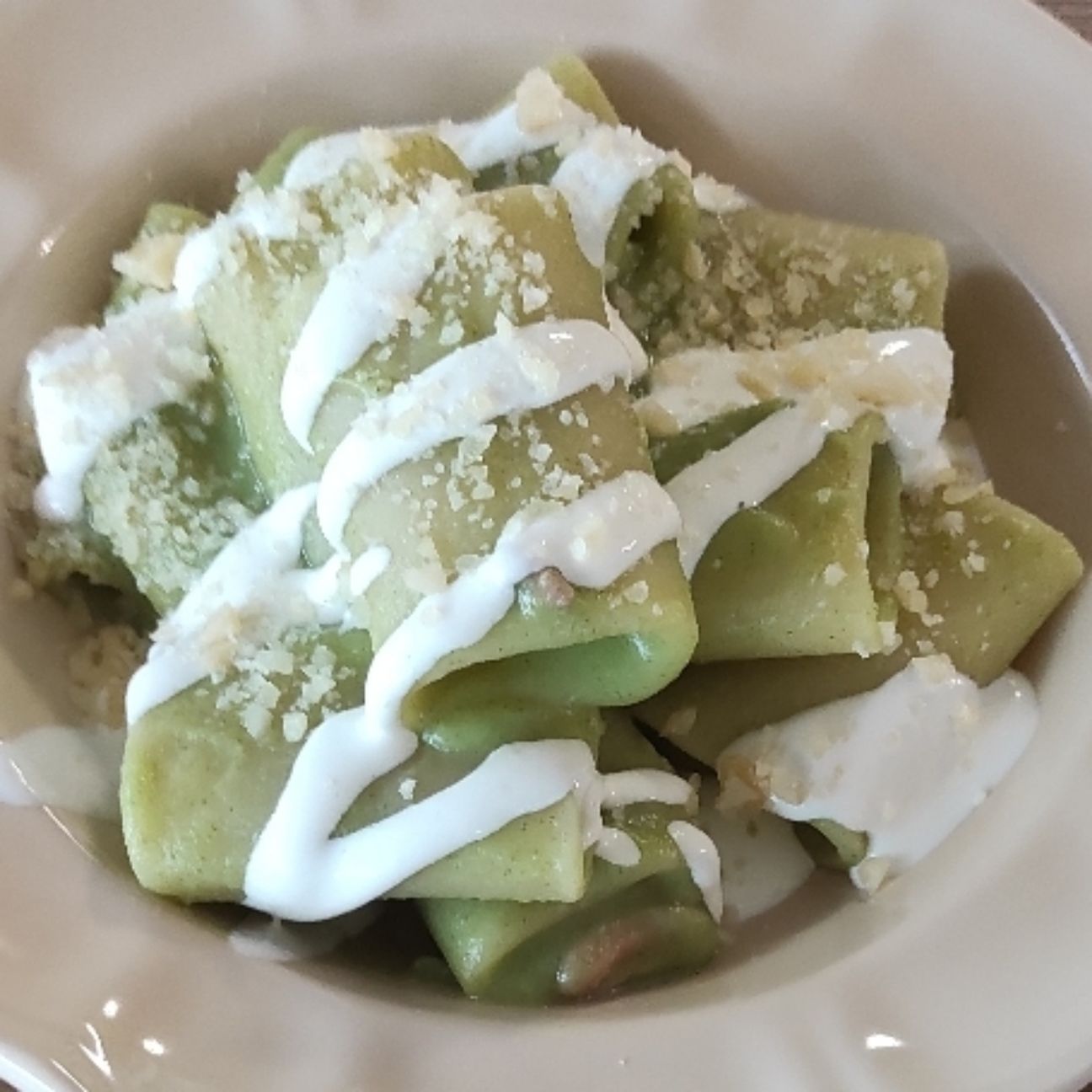 Paccheri con crema di broccoli, pancetta croccante e salsa di bufala