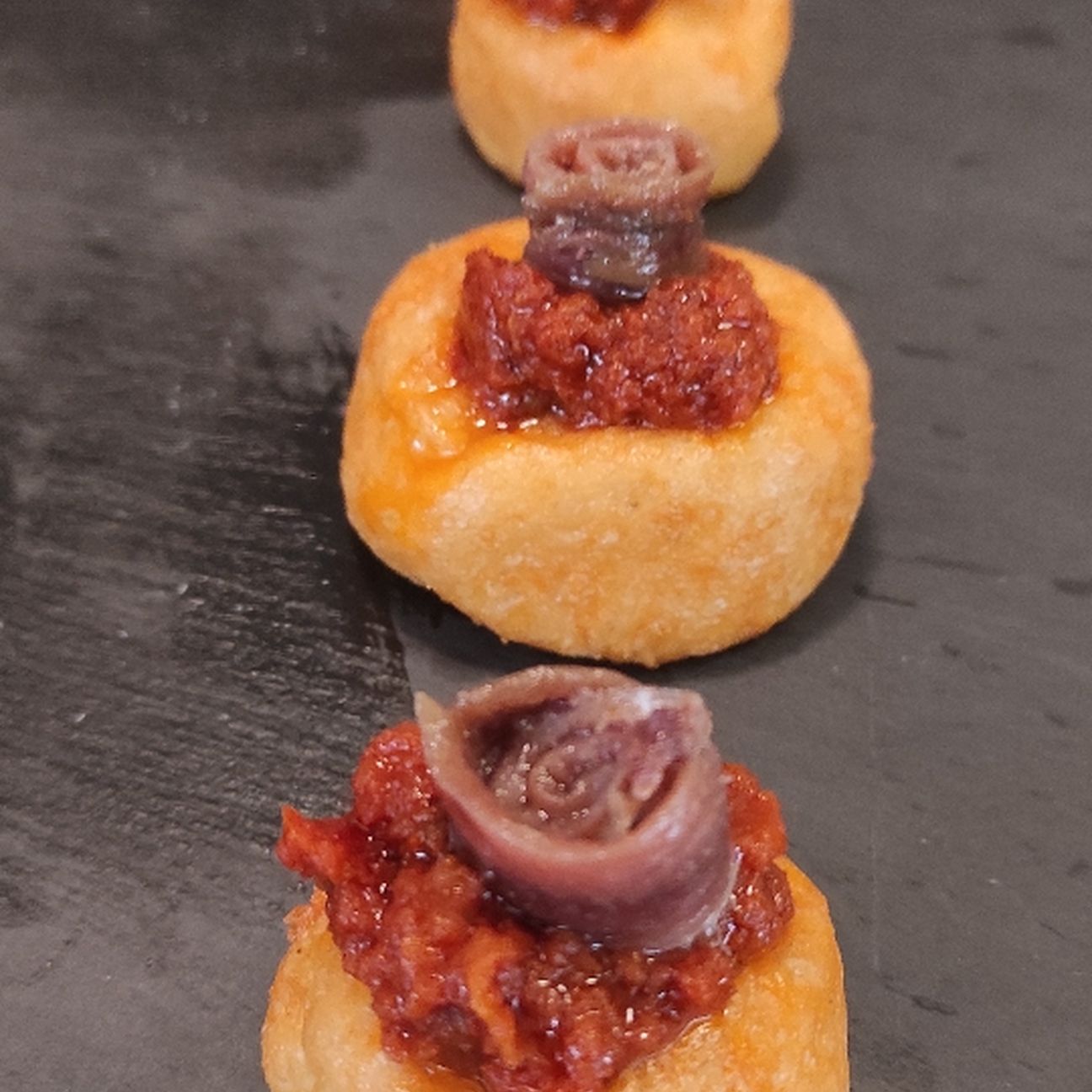 Perle di parmigiano, salsa di pomodoro secco ed acciughe del Cantabrico